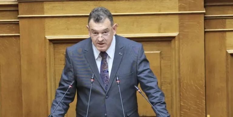 Ἡ βρώμα τοῦ πολιτικοῦ συστήματος ξεχείλισε