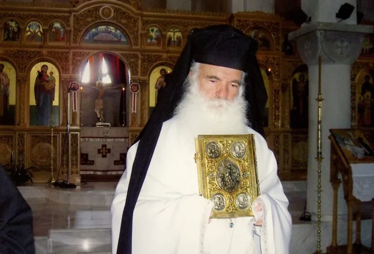 Τιμὴ σὲ λευκανθέντα κληρικὸ